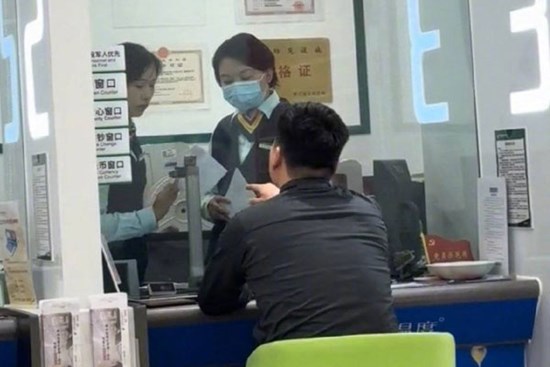 Ra quầy rút 2 triệu đồng bị ngân hàng đòi phí thủ tục hơn 2,6 triệu, người đàn ông chưng hửng: 