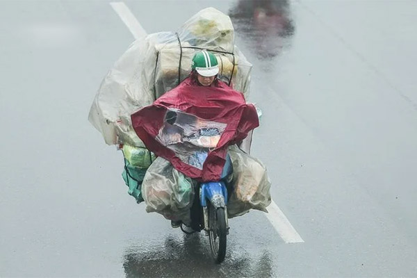 NÓNG: Xe tải tông hàng loạt xe máy chờ đèn đỏ ở Đồng Nai-5