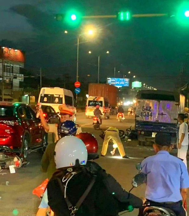 NÓNG: Xe tải tông hàng loạt xe máy chờ đèn đỏ ở Đồng Nai-1