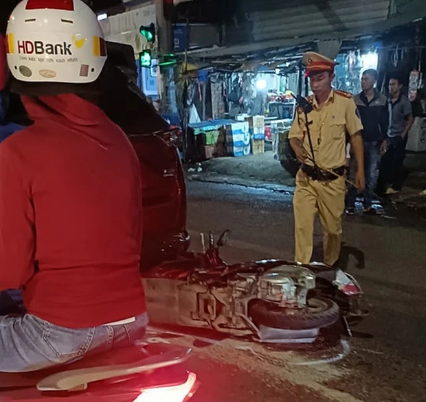NÓNG: Xe tải tông hàng loạt xe máy chờ đèn đỏ ở Đồng Nai-2