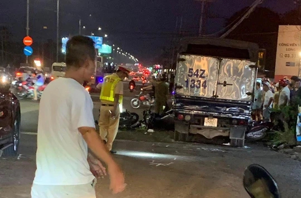 NÓNG: Xe tải tông hàng loạt xe máy chờ đèn đỏ ở Đồng Nai-3