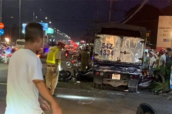 NÓNG: Xe tải tông hàng loạt xe máy chờ đèn đỏ ở Đồng Nai