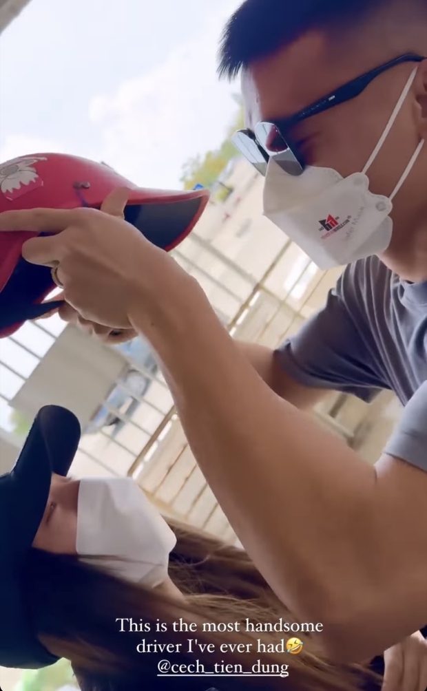 Vợ mẫu tây Bùi Tiến Dũng hoà nhập cực nhanh khi về quê chồng: Đi xe máy, chơi bóng chuyền cùng hàng xóm-2