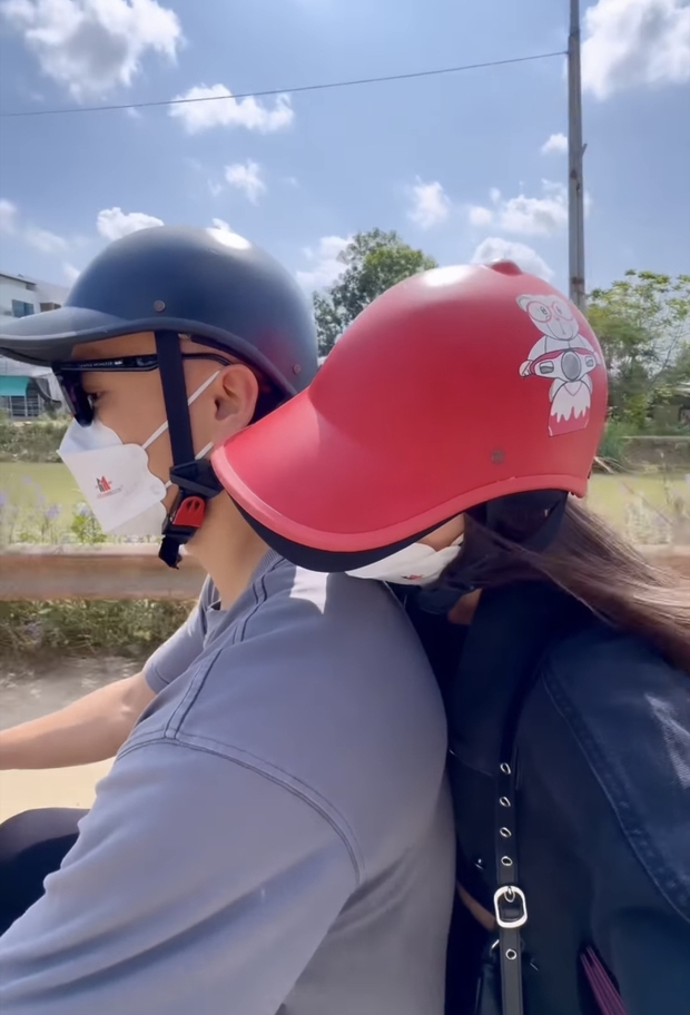 Vợ mẫu tây Bùi Tiến Dũng hoà nhập cực nhanh khi về quê chồng: Đi xe máy, chơi bóng chuyền cùng hàng xóm-3