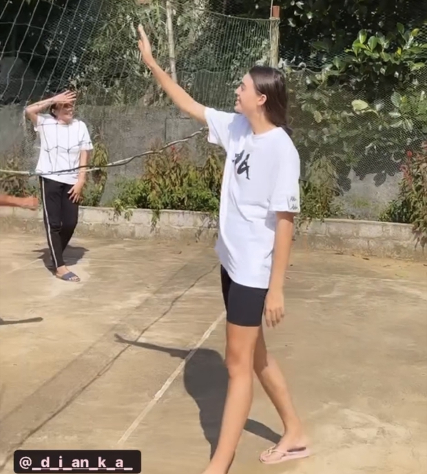 Vợ mẫu tây Bùi Tiến Dũng hoà nhập cực nhanh khi về quê chồng: Đi xe máy, chơi bóng chuyền cùng hàng xóm-5