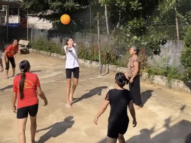 Vợ mẫu tây Bùi Tiến Dũng hoà nhập cực nhanh khi về quê chồng: Đi xe máy, chơi bóng chuyền cùng hàng xóm-6