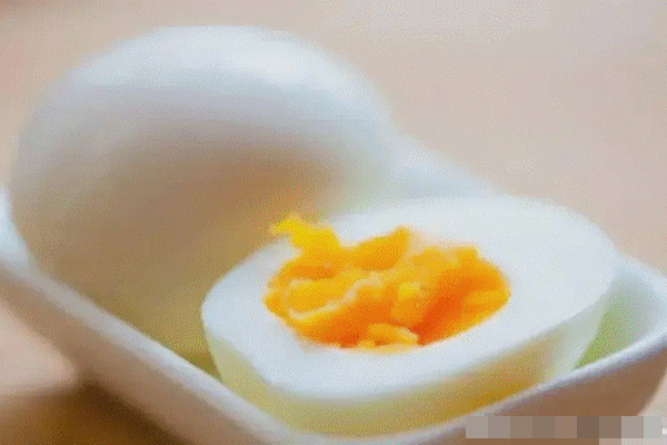 Khi luộc trứng đừng dùng nước lạnh, công thức '12345' mới là cách làm đúng
