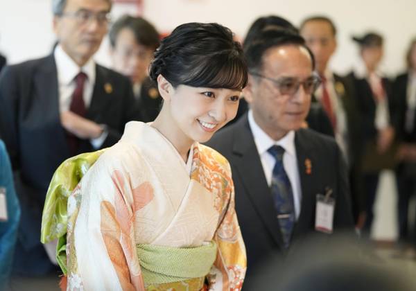 Công chúa xinh đẹp nhất Nhật Bản một mình xuất hiện trong chuyến công du nước ngoài, được khen hết lời bởi chi tiết cực tinh tế-2