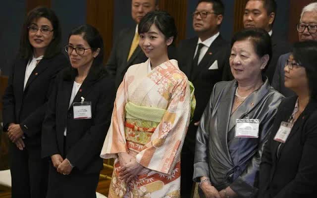 Công chúa xinh đẹp nhất Nhật Bản một mình xuất hiện trong chuyến công du nước ngoài, được khen hết lời bởi chi tiết cực tinh tế-5