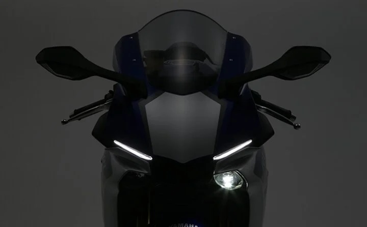 Why do large-displacement motorcycles only light up one side?-1