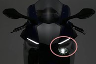 Tại sao đèn xe máy phân khối lớn chỉ sáng một bên?