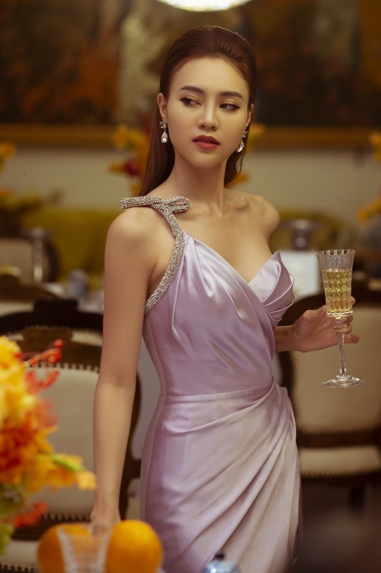 Nữ đại gia U35 “lẻ bóng” trong biệt thự 2 mặt tiền đắc địa, thích “tự thưởng” bản thân xe tiền tỷ, nhẫn kim cương - Ảnh 2. Nữ đại gia U35 lẻ bóng” trong biệt thự 2 mặt tiền đắc địa, thích tự thưởng” bản thân xe tiền tỷ, nhẫn kim cương-2