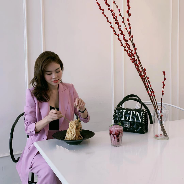 Nữ đại gia U35 lẻ bóng” trong biệt thự 2 mặt tiền đắc địa, thích tự thưởng” bản thân xe tiền tỷ, nhẫn kim cương-10