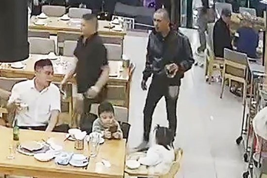 Ba cháu bé gào khóc, cầu cứu khi người cha bất ngờ bị đánh dã man tại nhà hàng