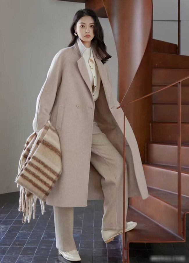 Mặc đẹp khi trời chuyển lạnh: 5 chiêu mix đồ sang xịn, hack chiều cao đáng kể cho phái đẹp tuổi 30+-5