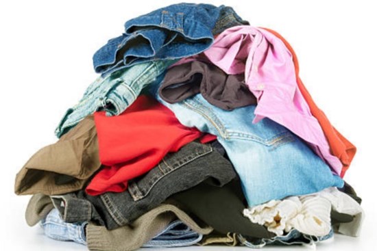 Có nên làm khăn lau từ quần áo cũ?