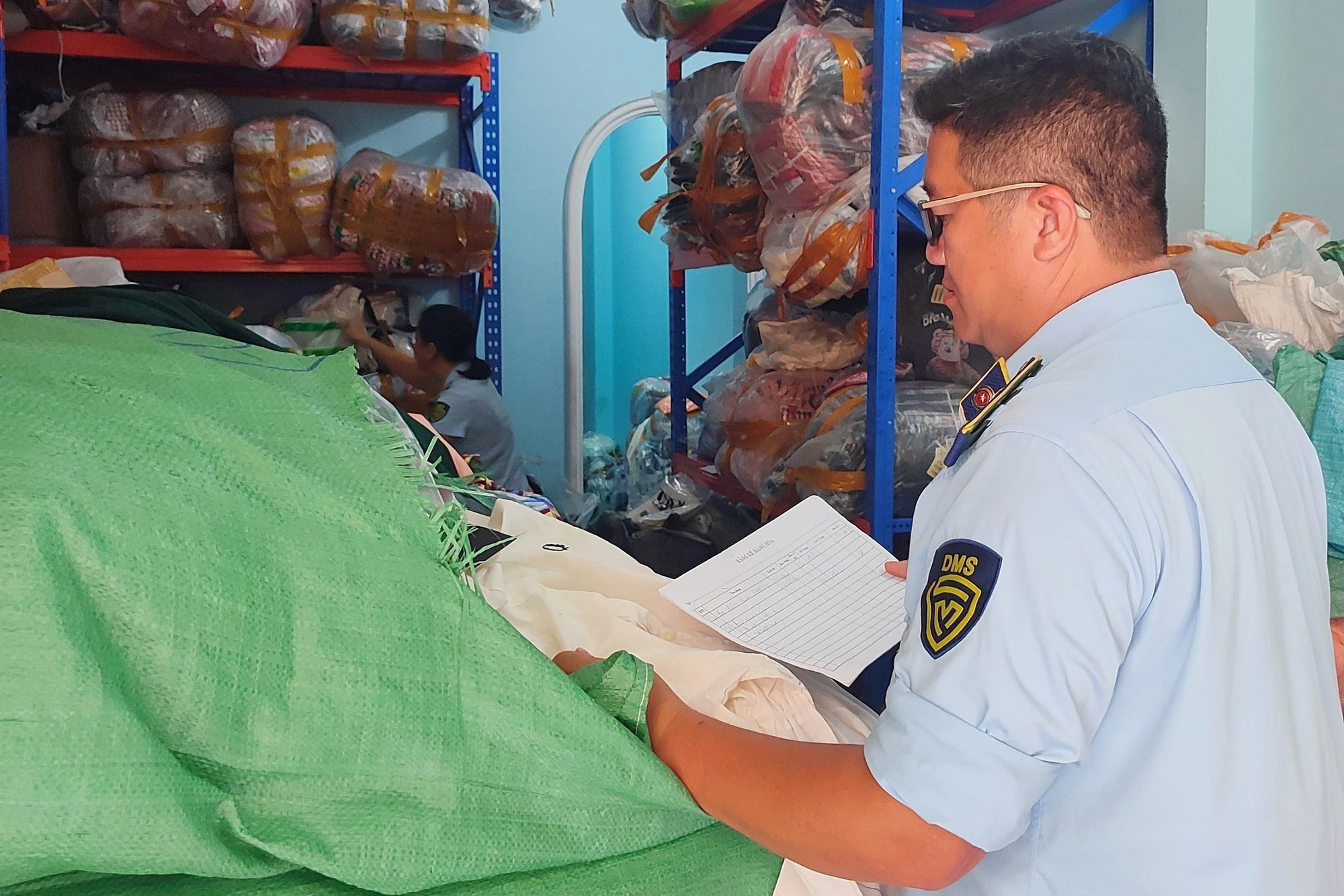 Tạm giữ lượng lớn quần áo ở TP HCM giả nhãn hiệu nổi tiếng-1