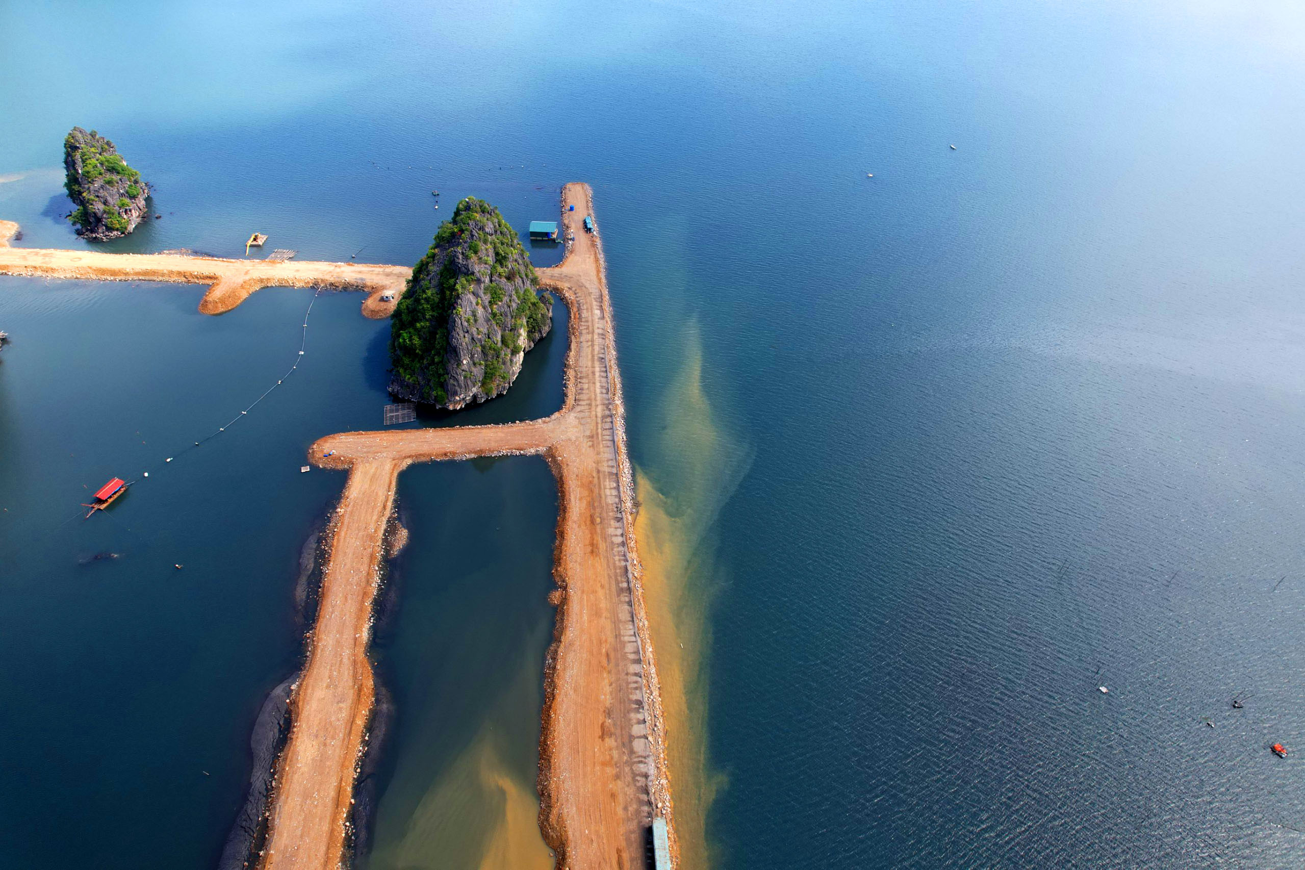 Toàn cảnh dự án khu đô thị đổ đất quây núi đá thành hòn non bộ ở vịnh Hạ Long-1