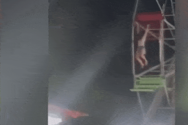 Hai bé gái rơi khỏi vòng quay khổng lồ bên trong khu vui chơi