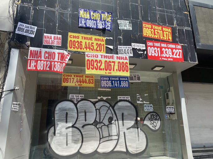 Phố thời trang sầm uất nhất TP HCM vắng tanh, chi chít các bảng cho thuê mặt bằng-3