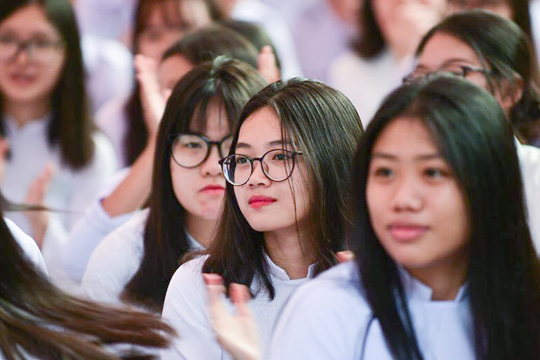 Em từ phòng giáo dục gửi xuống hay sao?-1