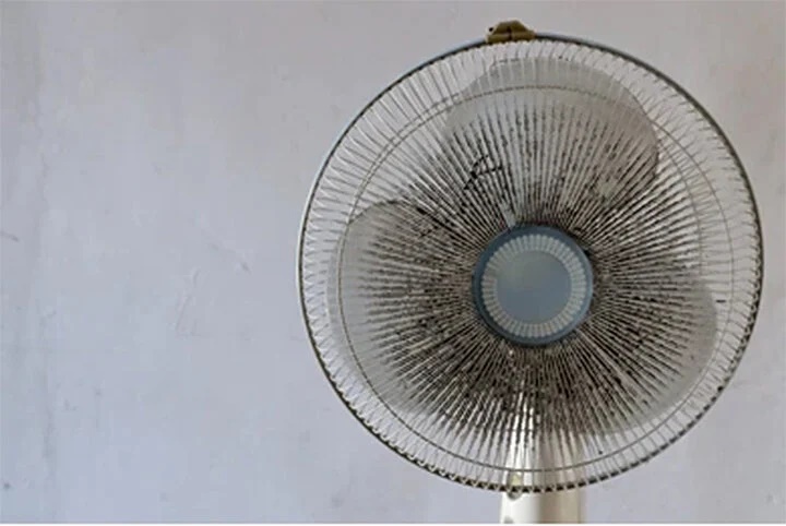 Tại sao quạt điện bám bụi rất nhanh sau một thời gian sử dụng-1