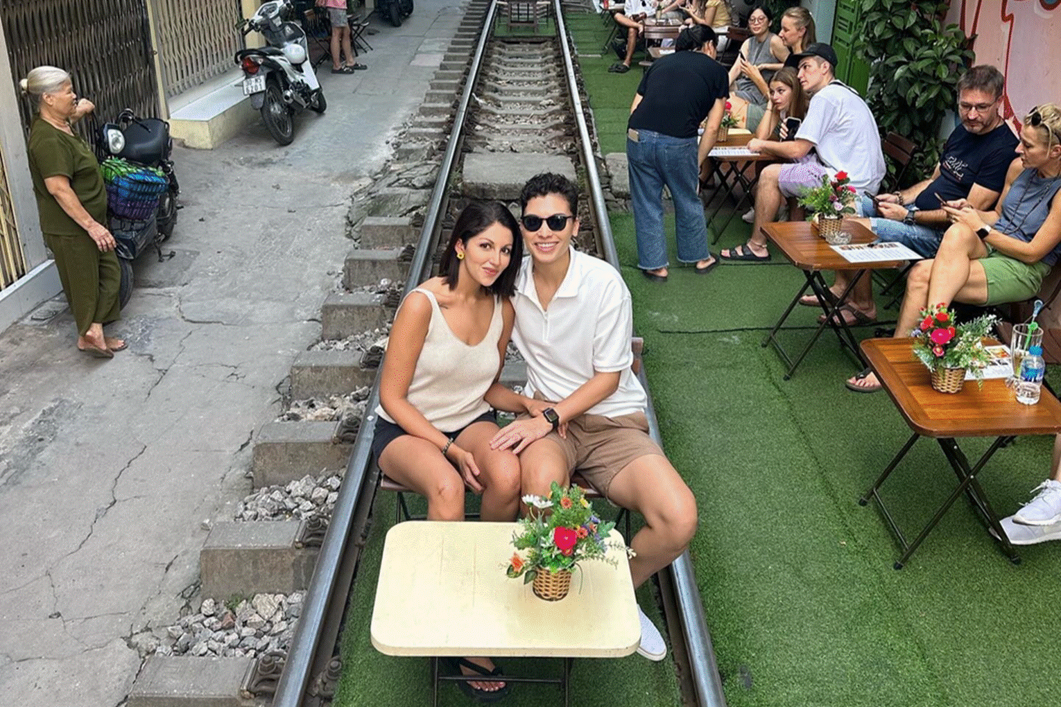 Du khách kể phút nín thở ngồi uống nước sát đoàn tàu đang chạy ở Hà Nội-1