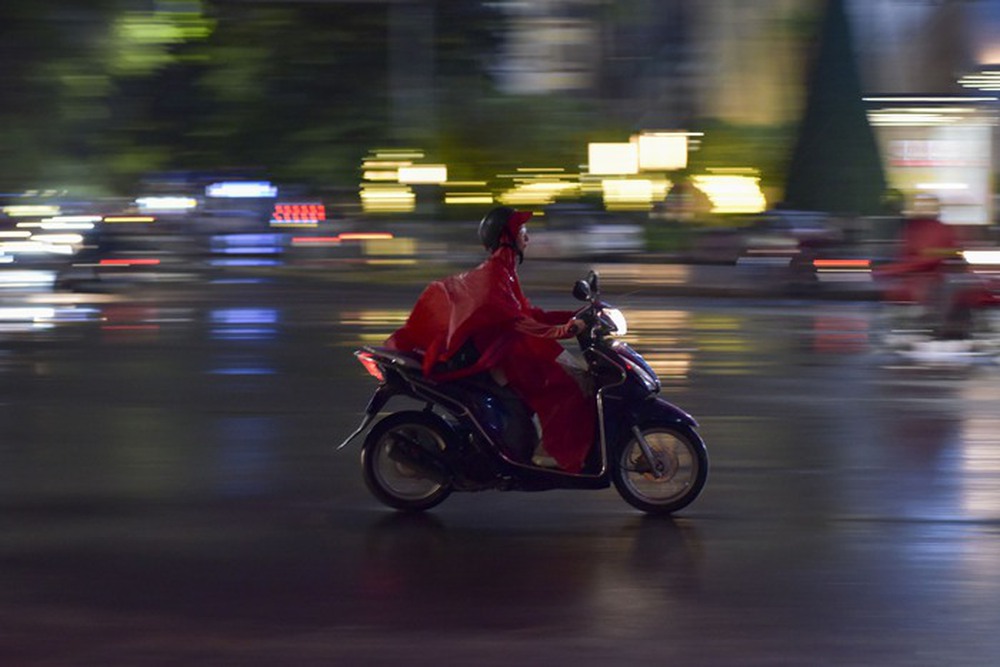 Người Hà Nội mặc áo rét, lấy khăn quàng, ăn ngô nướng trong gió lạnh đầu mùa-1