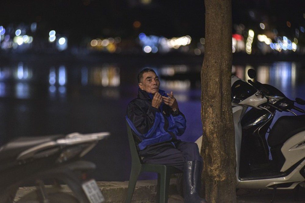 Người Hà Nội mặc áo rét, lấy khăn quàng, ăn ngô nướng trong gió lạnh đầu mùa-5