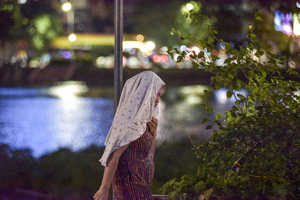 Người Hà Nội mặc áo rét, lấy khăn quàng, ăn ngô nướng trong gió lạnh đầu mùa-6