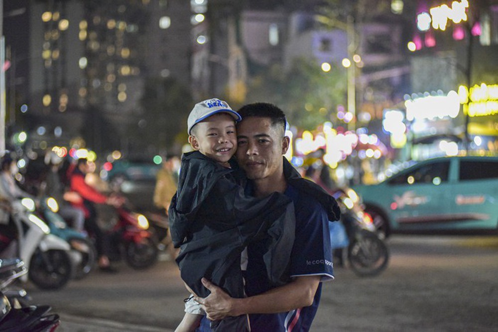 Người Hà Nội mặc áo rét, lấy khăn quàng, ăn ngô nướng trong gió lạnh đầu mùa-7