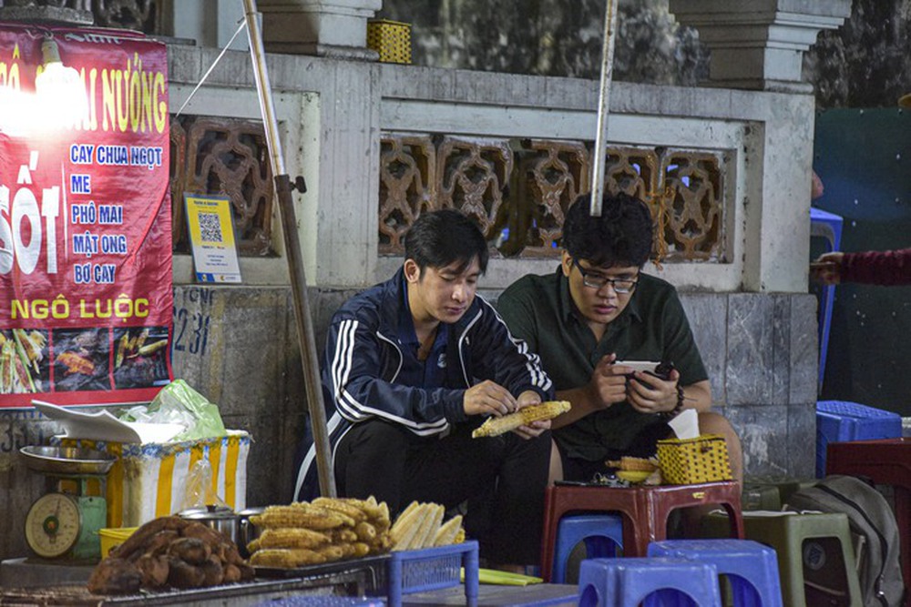 Người Hà Nội mặc áo rét, lấy khăn quàng, ăn ngô nướng trong gió lạnh đầu mùa-8