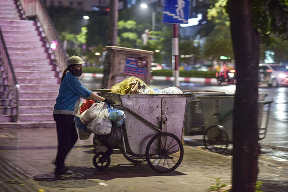 Người Hà Nội mặc áo rét, lấy khăn quàng, ăn ngô nướng trong gió lạnh đầu mùa-11