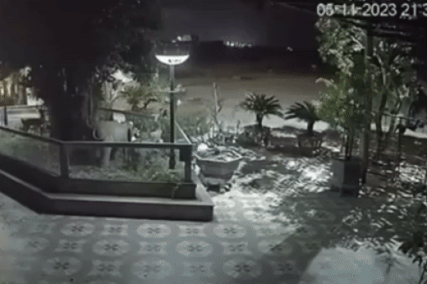 Clip: Người đi xe máy văng lên nóc ô tô sau cú đâm trực diện-1