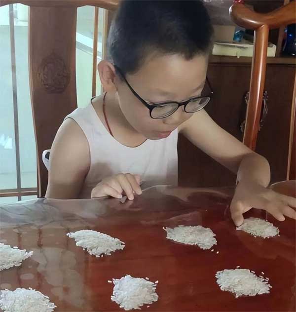 Giáo viên giao bài tập bắt nộp 10.000 hạt gạo khiến phụ huynh bức xúc: Cả nhà ngồi đếm tới đêm không xong-2
