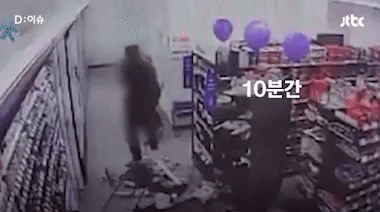 Chàng trai hành hung dã man nhân viên cửa hàng tiện lợi vì để tóc ngắn, toàn bộ diễn biến được camera ghi lại gây chấn động Hàn Quốc-2