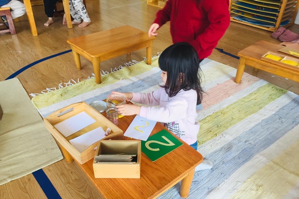 2 lần sinh con của diễn viên Thanh Thúy: Quyết đẻ thường nhưng lại phải sinh mổ, dắt theo cả êkíp chật kín phòng-6