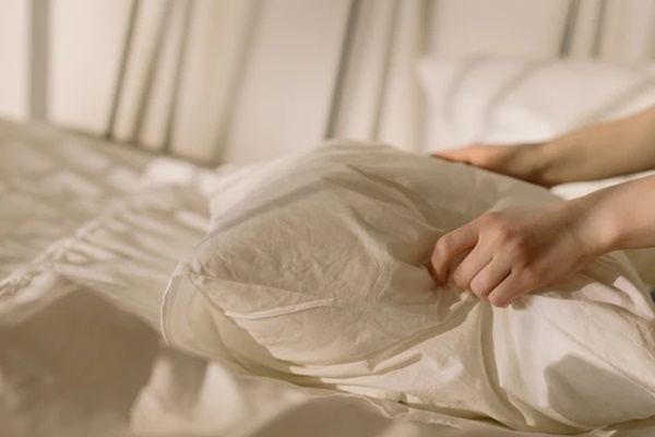 Thứ ai cũng ngủ cùng này có thể bẩn hơn bồn cầu, 2 việc bác sĩ khuyên làm-1