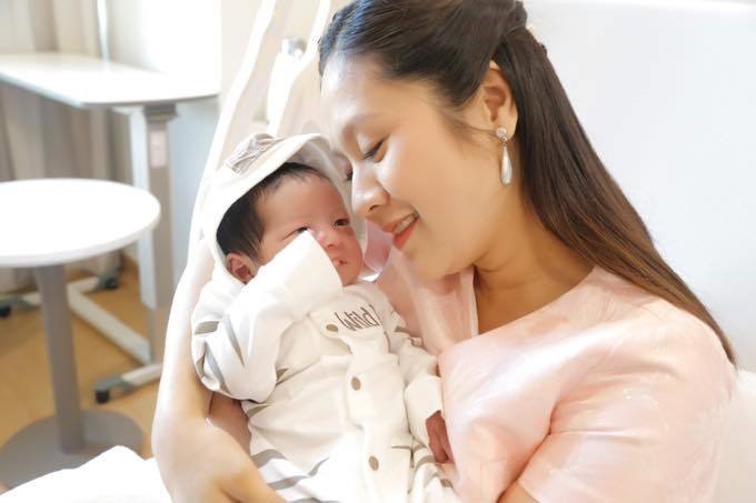 2 lần sinh con của diễn viên Thanh Thúy: Quyết đẻ thường nhưng lại phải sinh mổ, dắt theo cả êkíp chật kín phòng-2
