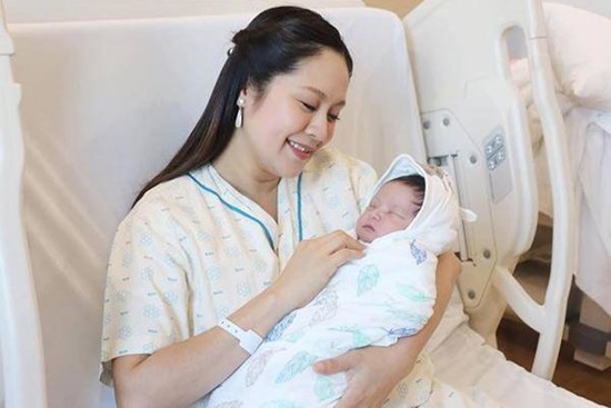 2 lần sinh con của diễn viên Thanh Thúy: Quyết đẻ thường nhưng lại phải sinh mổ, dắt theo cả êkíp chật kín phòng