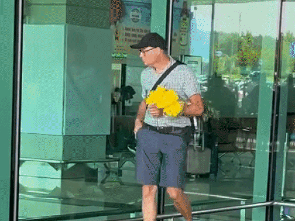 Sự thật chuyện khách Tây mang hoa cúc cắm bàn thờ ra sân bay đón vợ-1