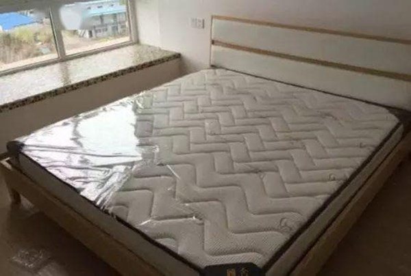 Mua đệm mới về thấy có tấm màng nhựa, nên tháo hay không? Việc đơn giản nhưng vẫn nhiều người không biết-1