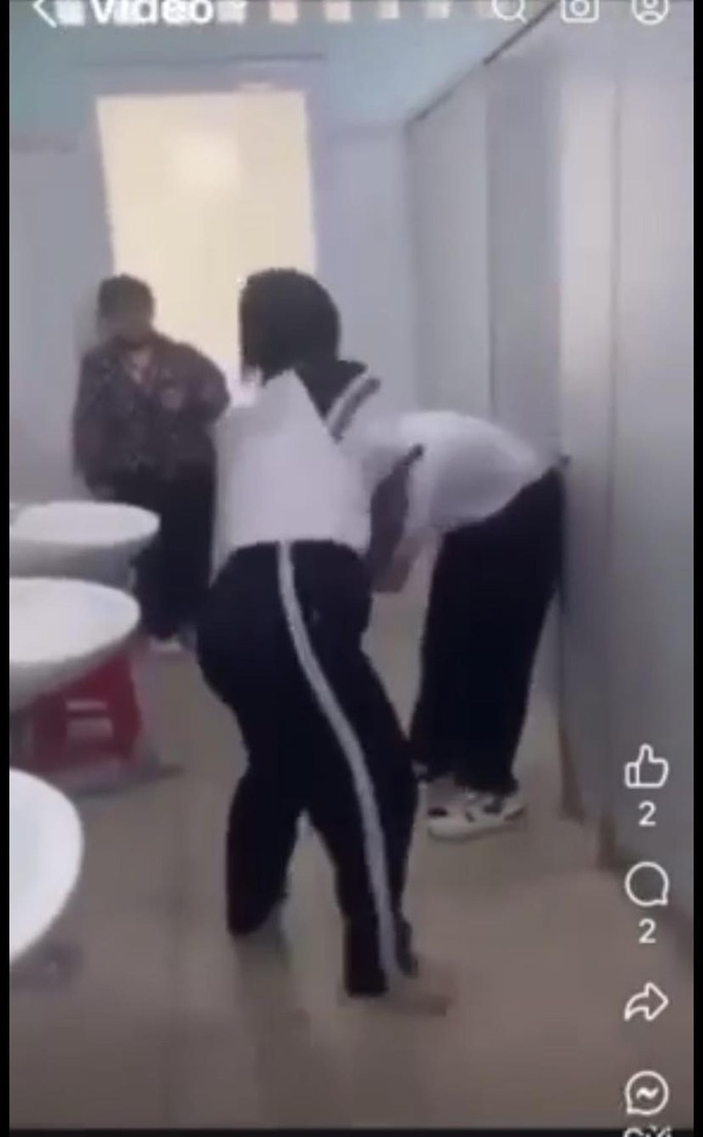 Lại xuất hiện clip nữ sinh bị nhóm bạn đánh túi bụi trong nhà vệ sinh trường học-1
