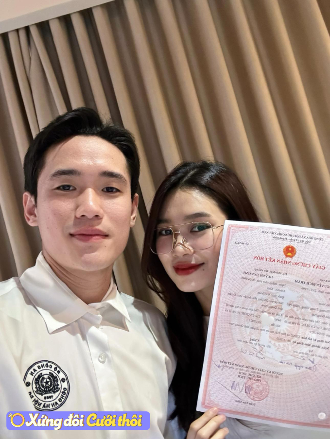 Trung vệ điển trai nhất U23 Việt Nam khoe giấy đăng ký kết hôn với vợ làm ngân hàng-1