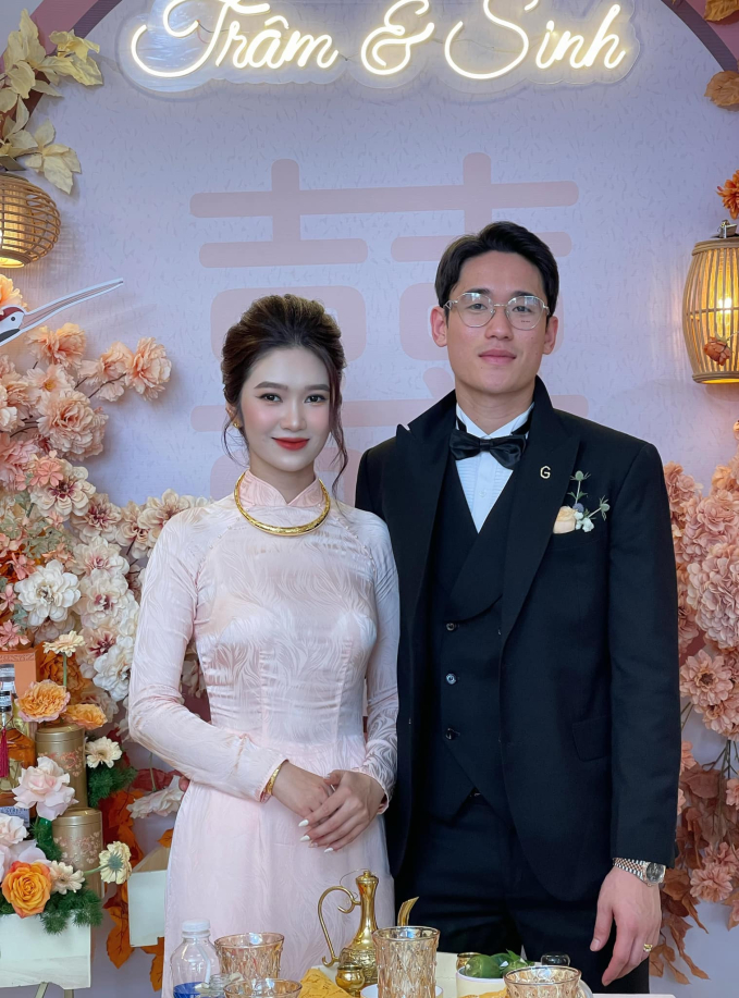 Trung vệ điển trai nhất U23 Việt Nam khoe giấy đăng ký kết hôn với vợ làm ngân hàng-2