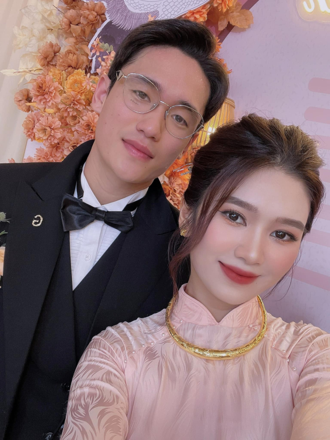 Trung vệ điển trai nhất U23 Việt Nam khoe giấy đăng ký kết hôn với vợ làm ngân hàng-3