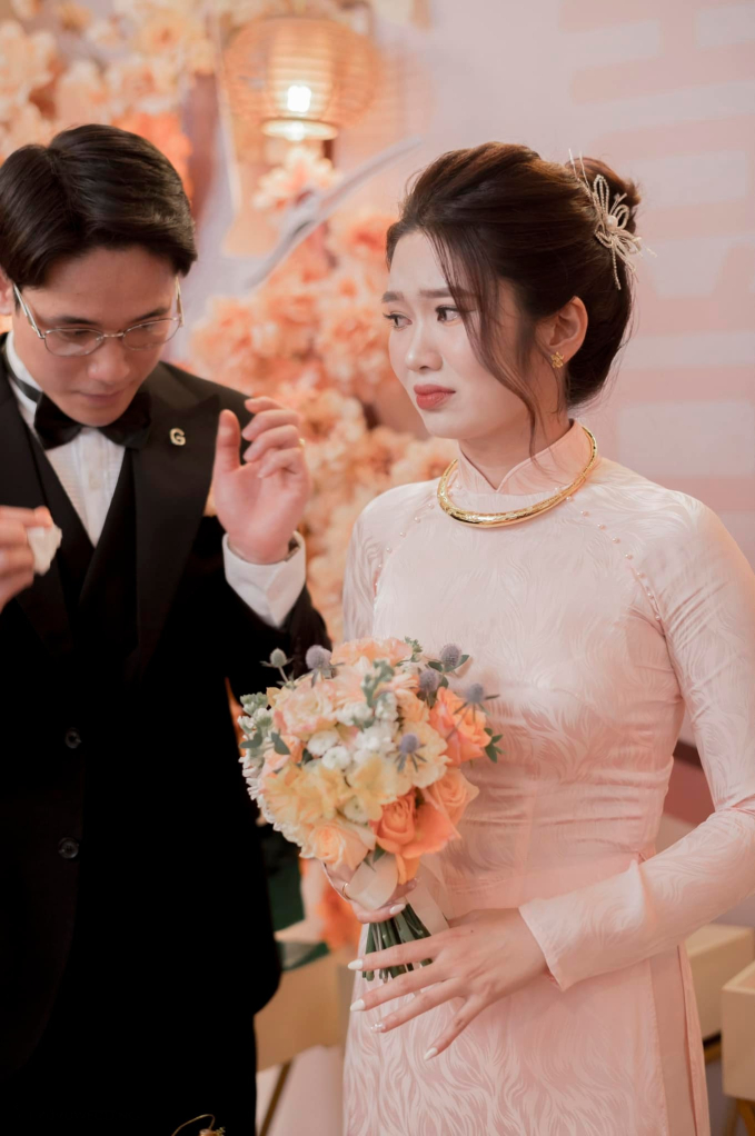 Trung vệ điển trai nhất U23 Việt Nam khoe giấy đăng ký kết hôn với vợ làm ngân hàng-5