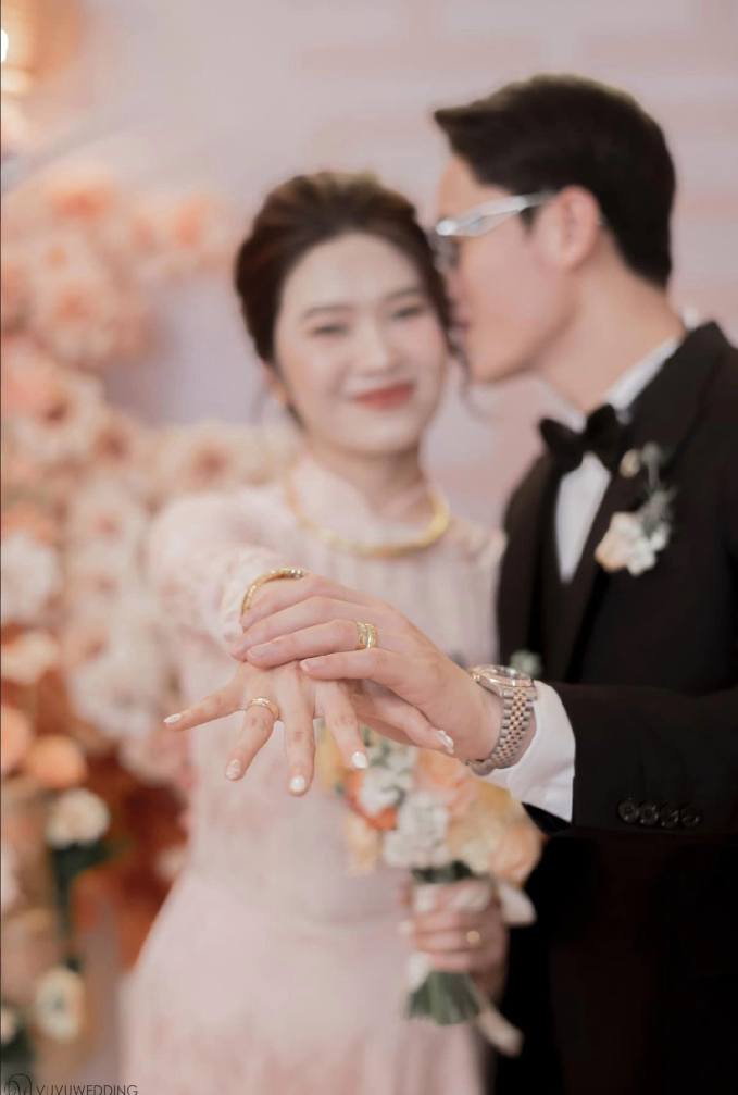 Trung vệ điển trai nhất U23 Việt Nam khoe giấy đăng ký kết hôn với vợ làm ngân hàng-6