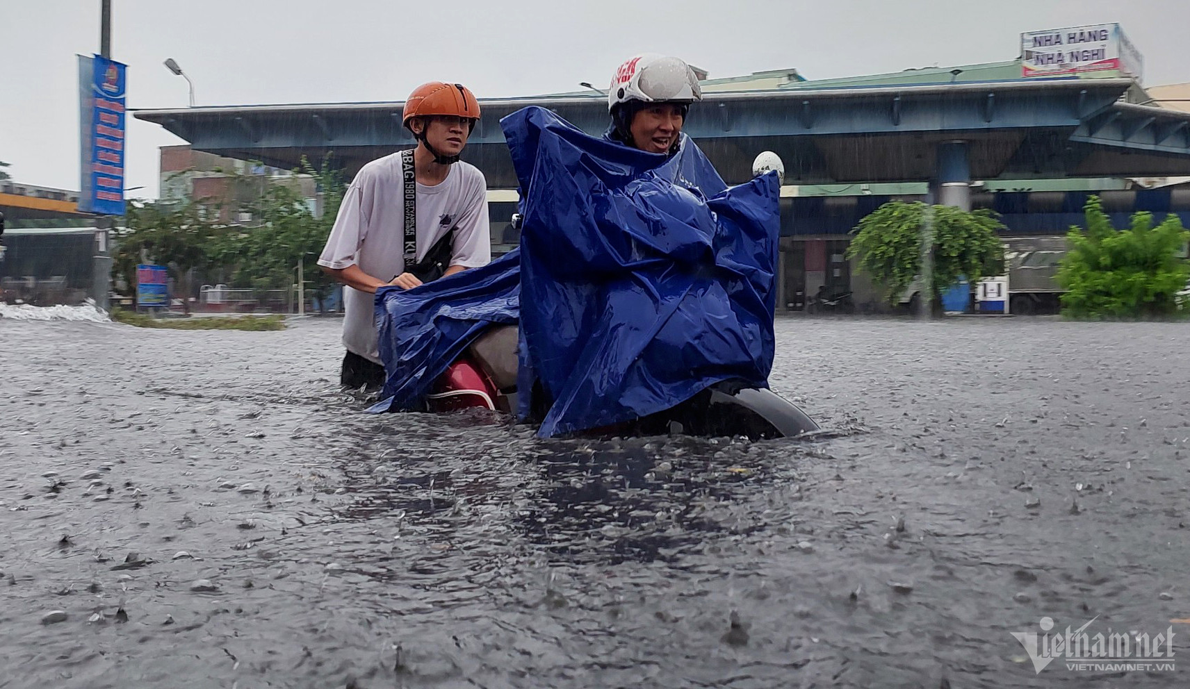 Phố xá ngập sâu, người Đà Nẵng bì bõm đẩy xe trong biển nước-7