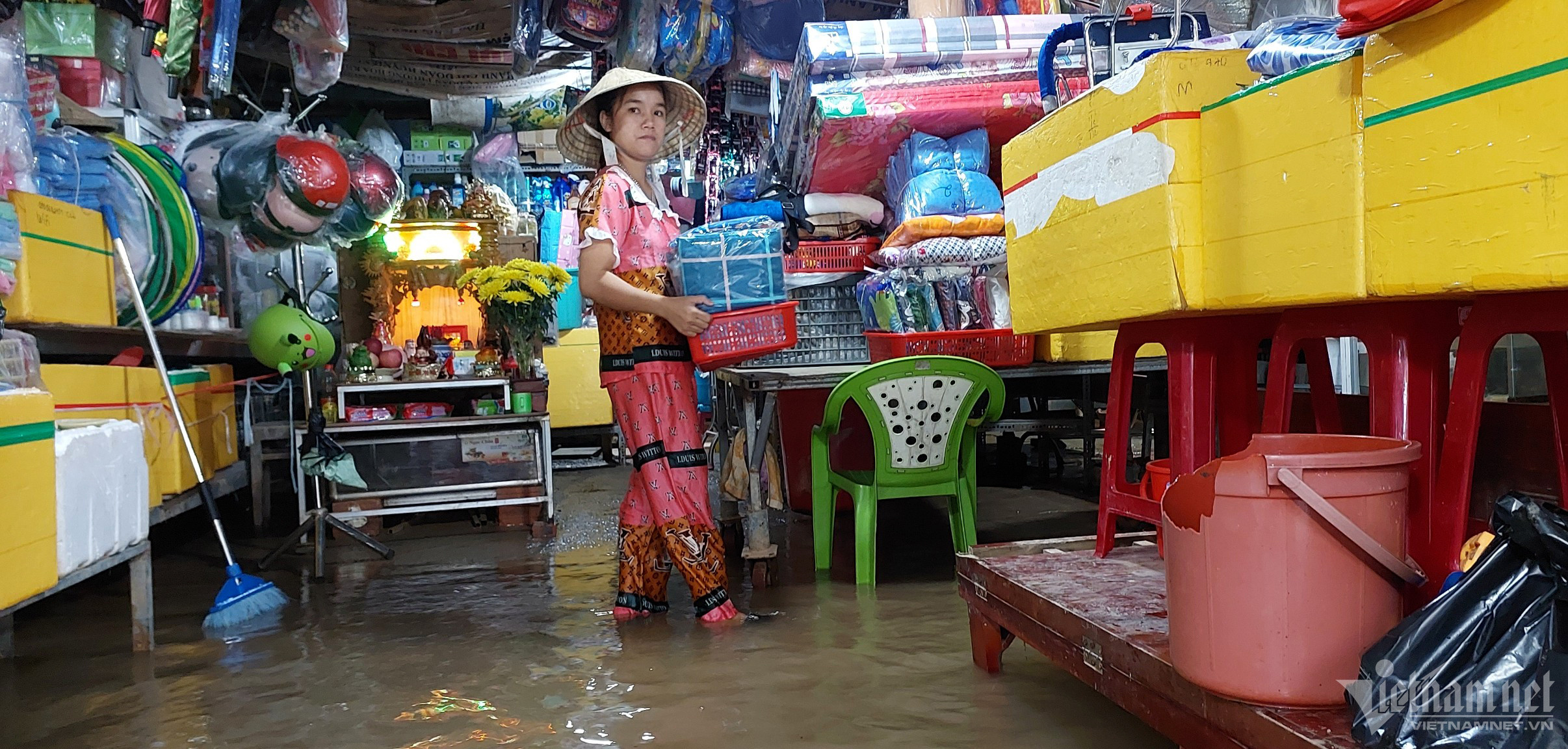 Phố xá ngập sâu, người Đà Nẵng bì bõm đẩy xe trong biển nước-13